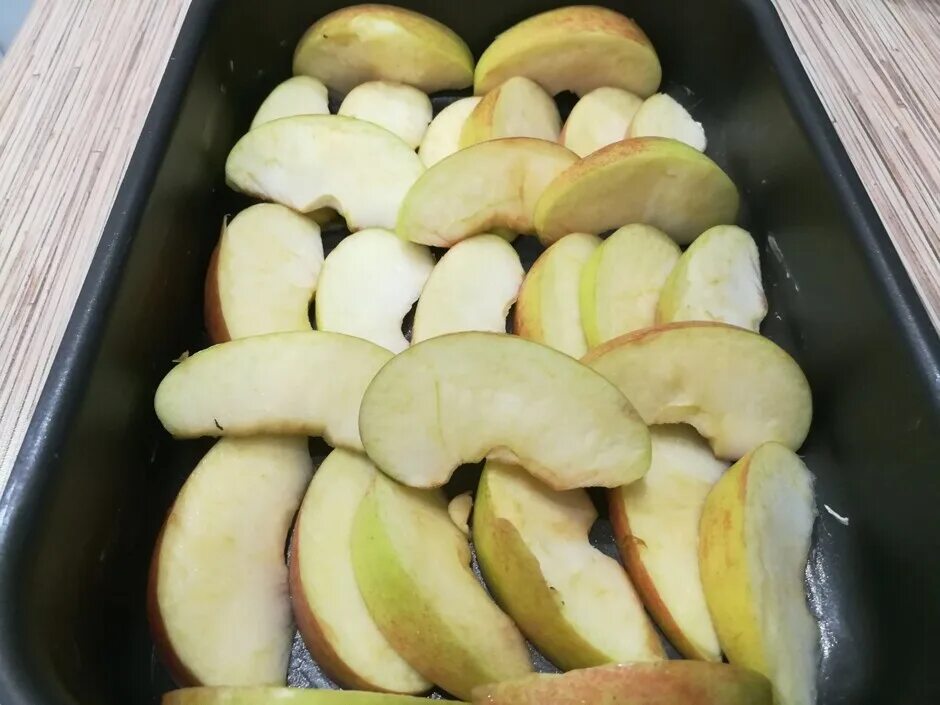 Сколько выпекают яблоки. Яблочные дольки в духовке. Запечённые яблоки дольками в духовке. Печеные яблоки кусочками в духовке. Запечь яблоки кусочками в духовке.