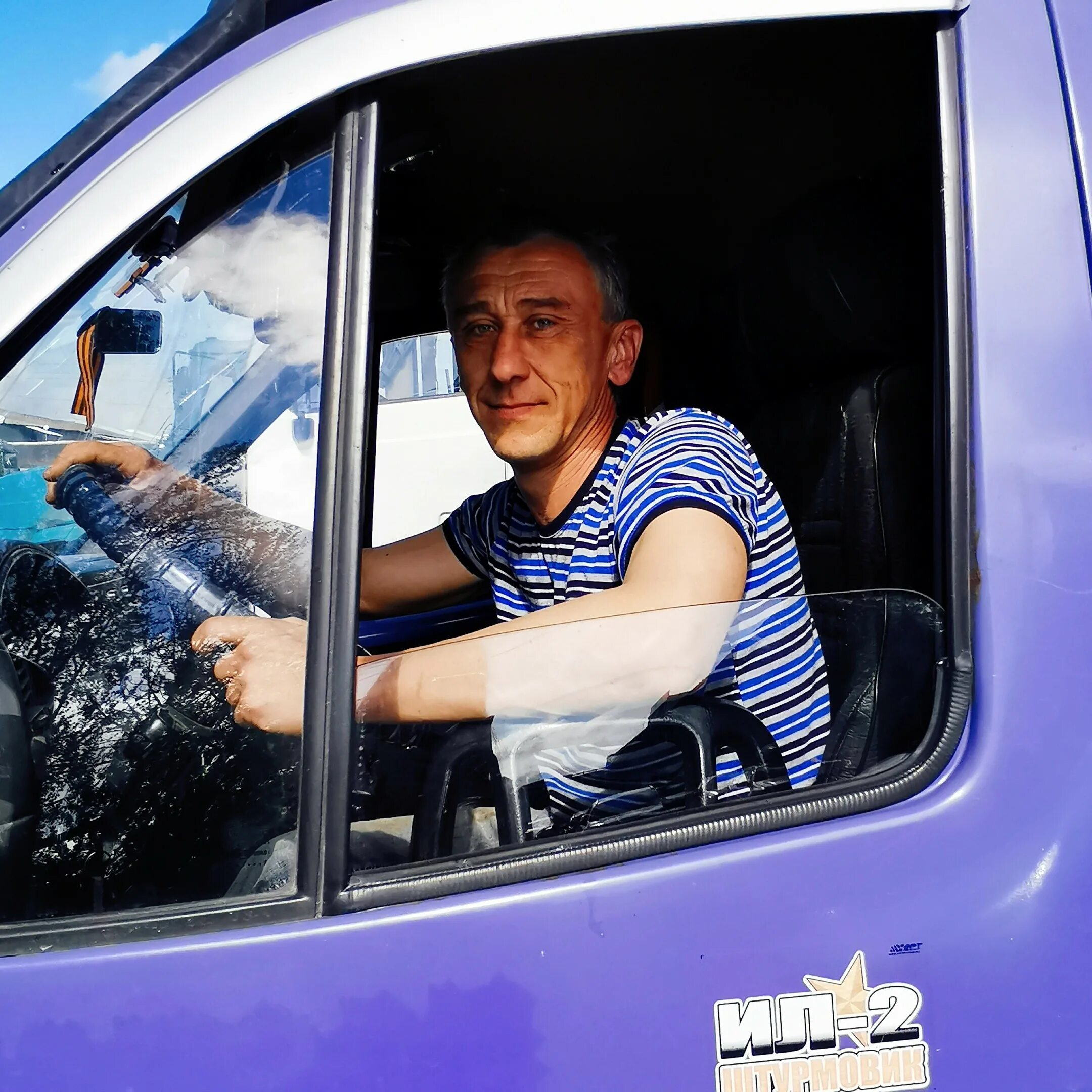 Фото дальнобойщика 40 лет. Работа великие водитель. Водитель автобуса великий новгород. Водитель автобуса великий новгород. Росавтодор за рулем.