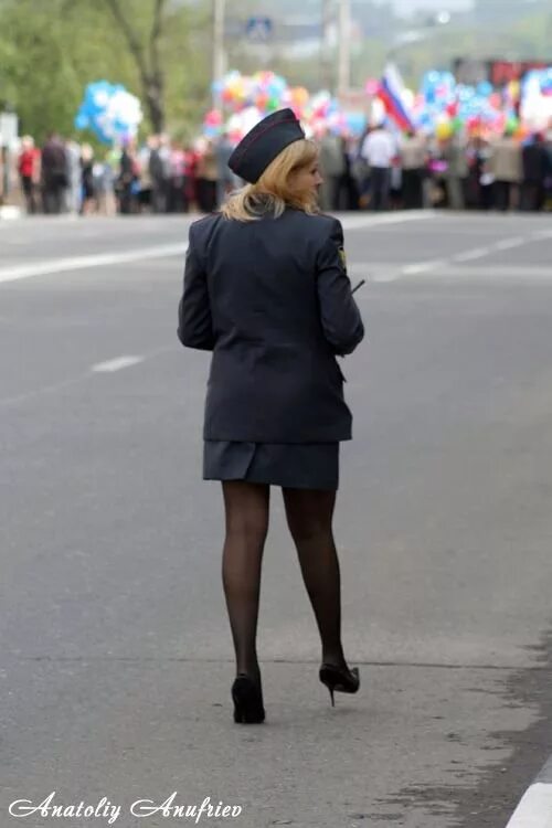 Полицейская в мини юбке. Женщины милиционеры в юбках. Российские женщины полицейские в юбках. Милиционерша в мини юбке.