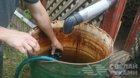 Как вылить воду из бочки без насоса