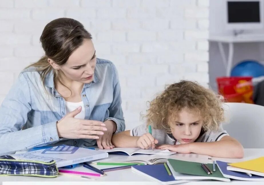 Школа хороших матерей. Концентрация ребенка. Мама делает домашнюю работу с ребенку. Подросток делает уроки. Помочь с домашним заданием ребёнку.
