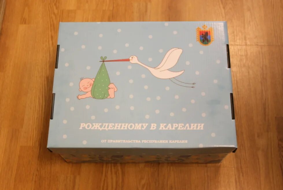 Подарок для новорожденного в коробке. Коробки для новорожденных в Карелии. Коробка при рождении Карелия. Коробка подарочная для новорожденных в Москве.