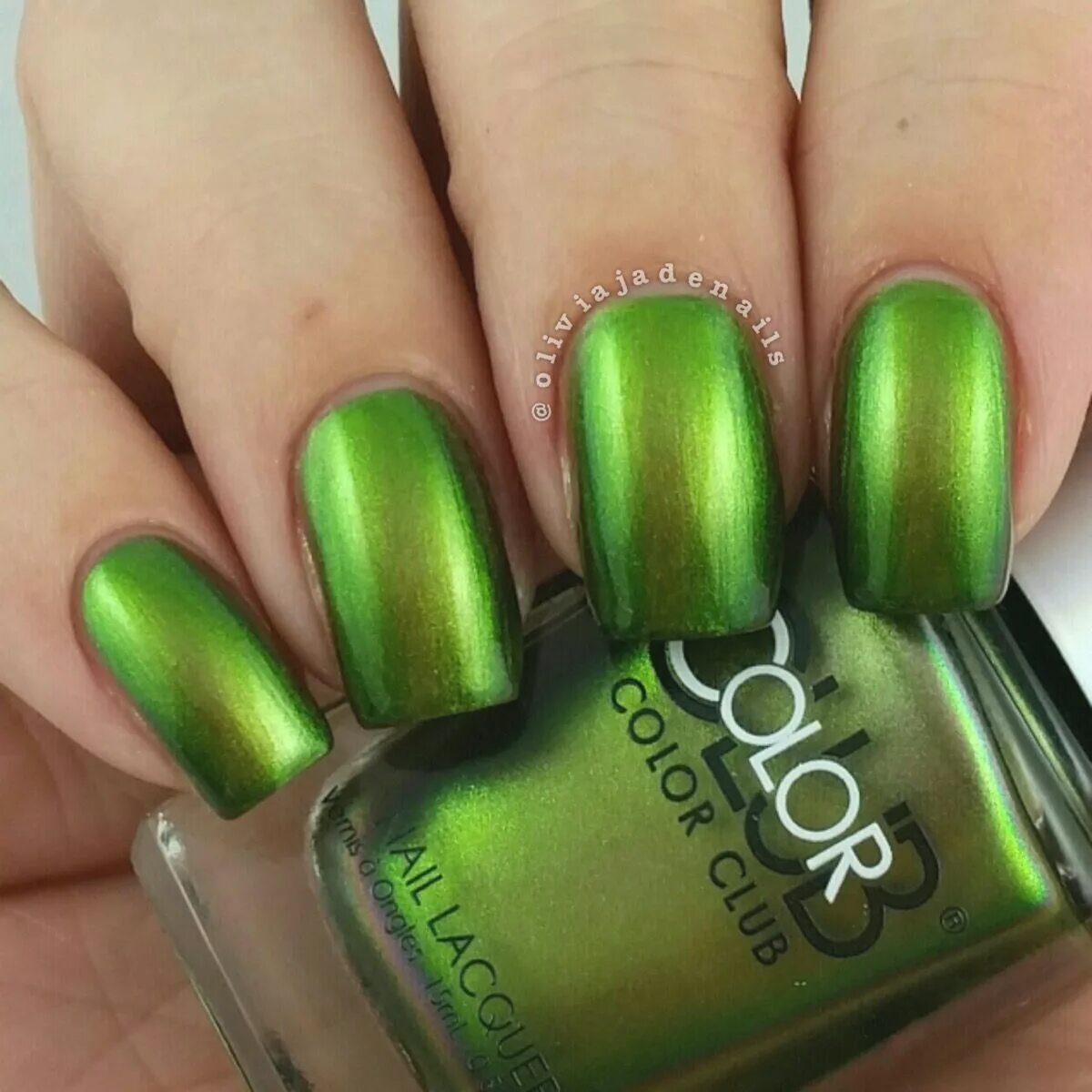 Изумрудные ногти. Лак для ногтей essie зеленый. Лак темный изумруд эйвон. Лак зеленый. Essie зеленый лак.