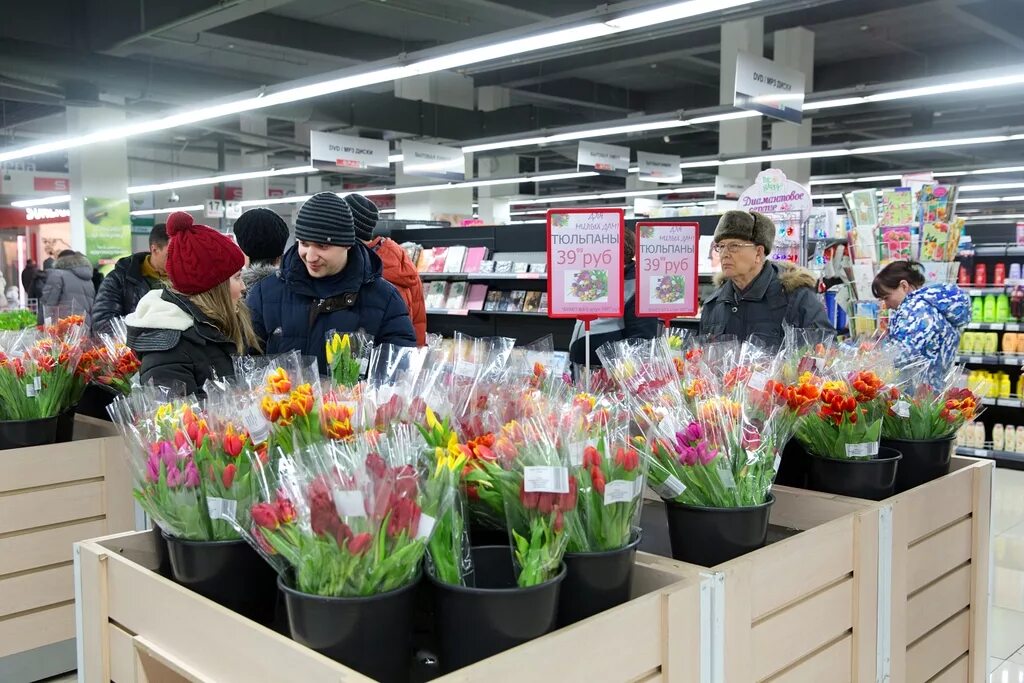 Все цветы по одной цене. Тюльпаны в цветочном магазине. Торговля цветами. Уличная торговля тюльпанами. Выкладка цветов в магазине.