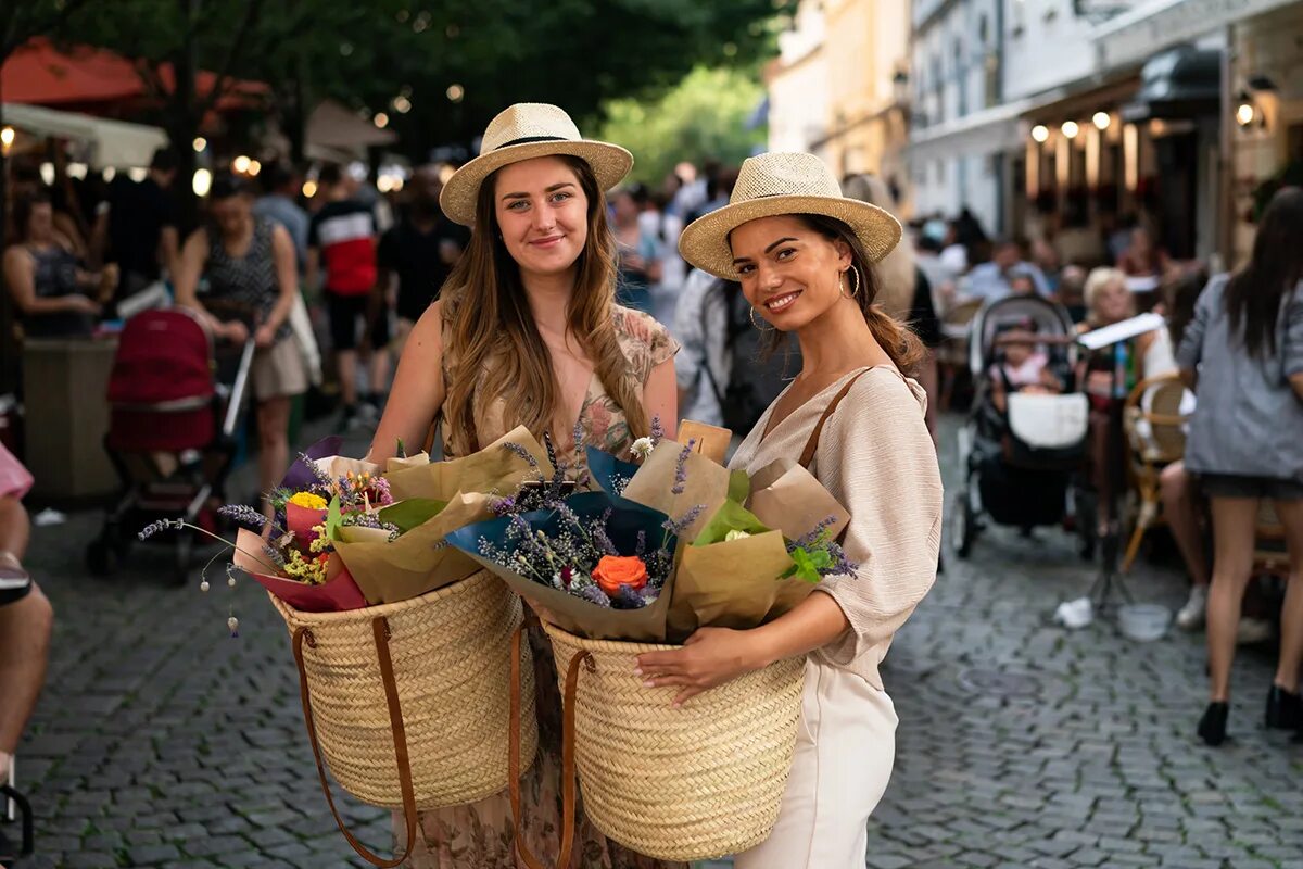 Французы открыли. Продукты на французском. На рынке. Французы на базаре АВОСЬКА французская. Французские базары фото.