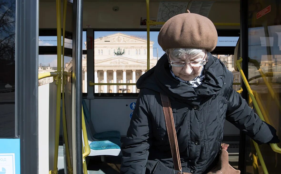 Пенсионер мо. Пенсионеры в автобусе. Пожилые люди в автобусе. Бабушка в автобусе. Пенсионерка в автобусе.