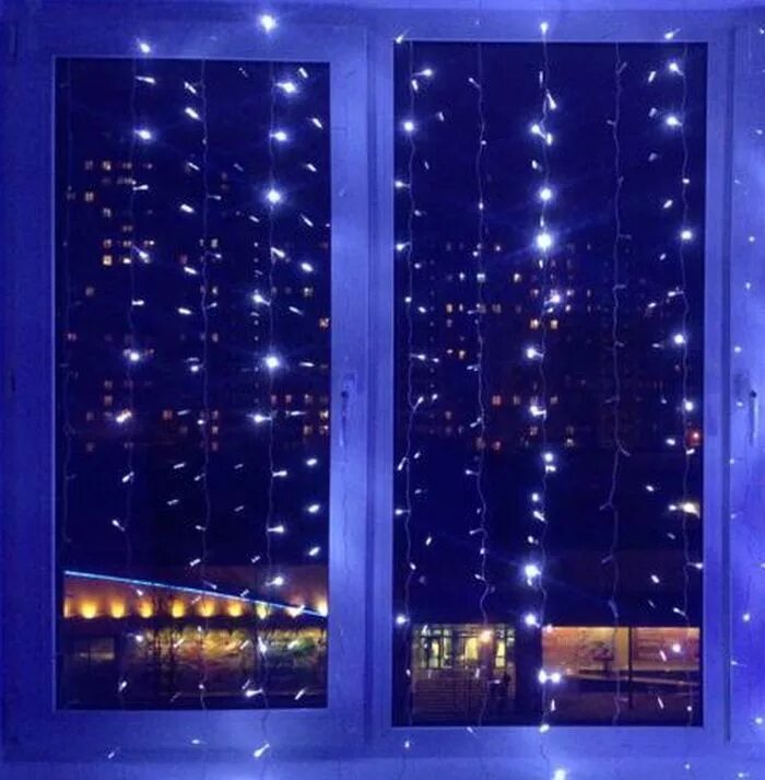 Новый год гирлянда. Декоративная гирлянда для интерьера. Можно ли вешать гирлянду на окно. Strala ikea led гирлянда. Украсить окно гирляндой.