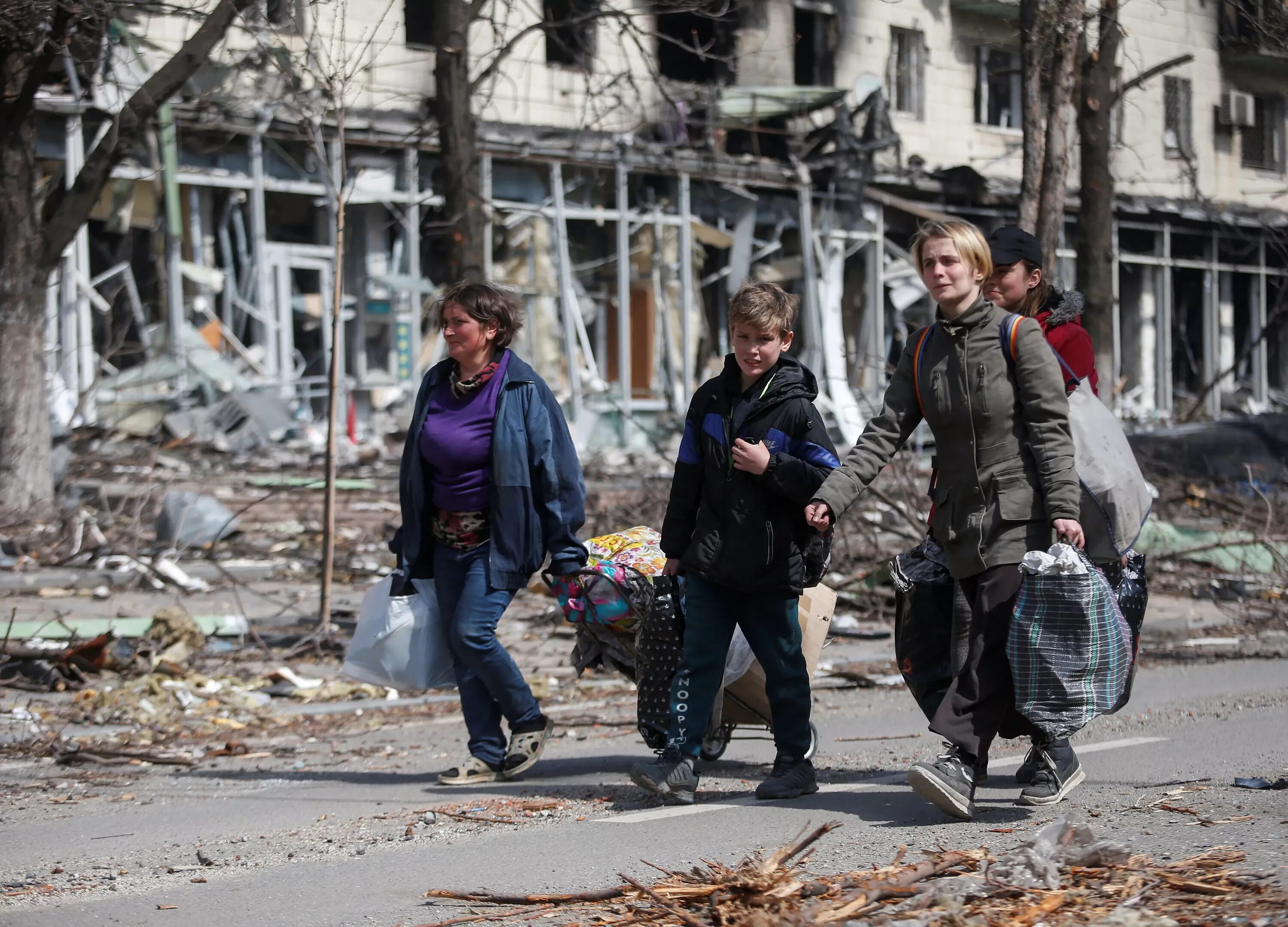 Украинские мирные жители. Разрушенные города Украины. Разрушенный город.