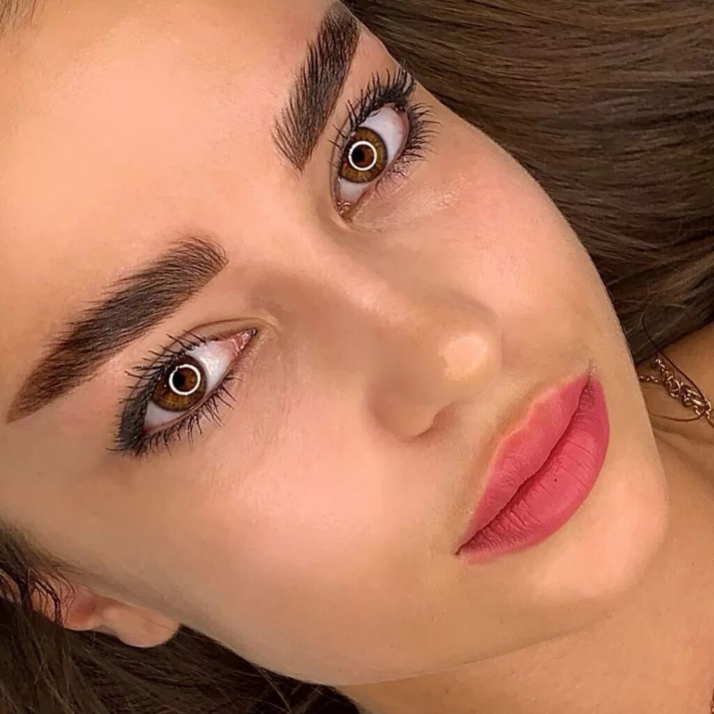 перманентный макияж. перманентный макияж бровей. красивая форма бровей. красивые широкие брови татуаж. широкие брови перманентный макияж.