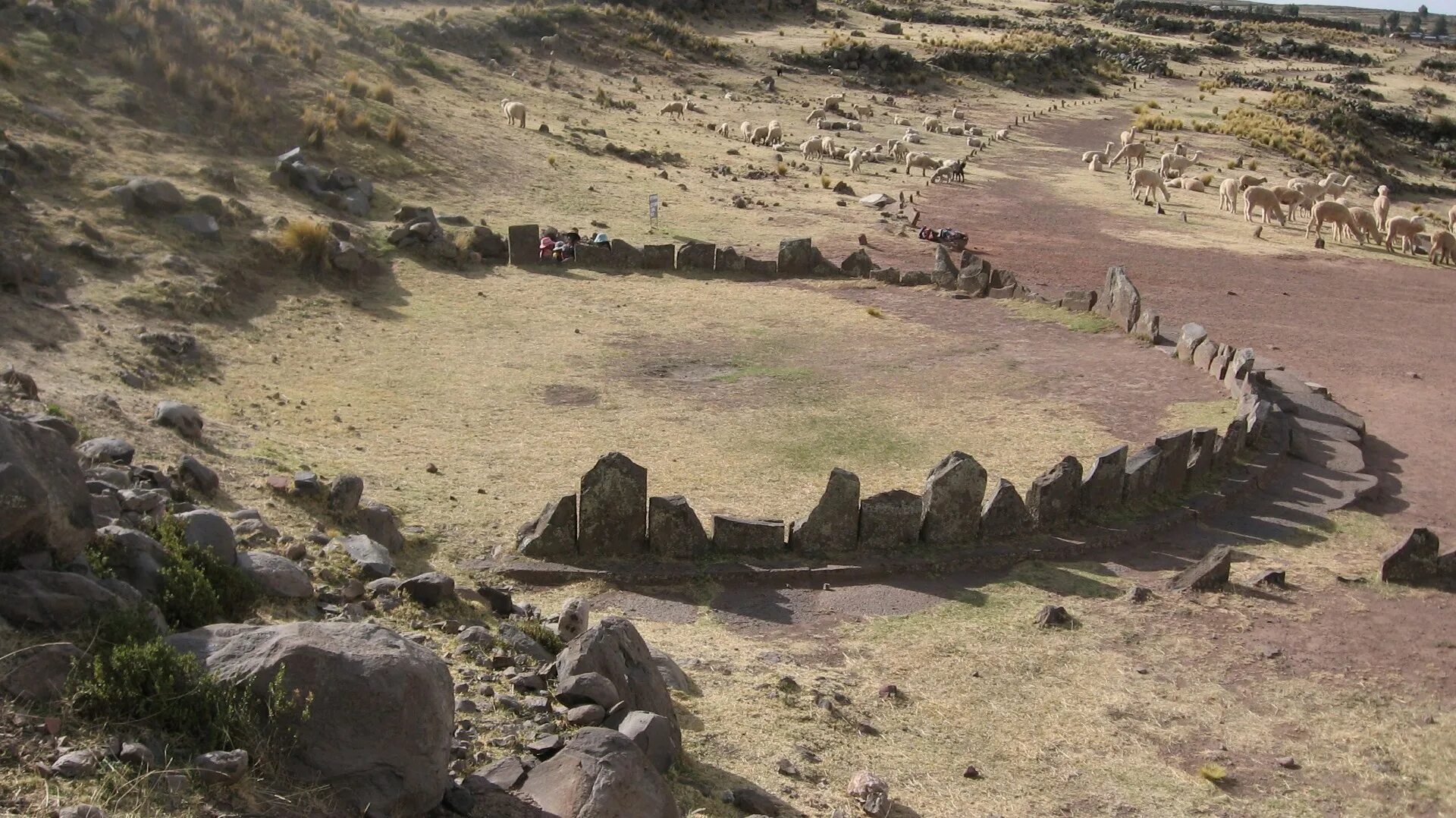 Stone placing. Каменный круг Ойю. Мегалиты Аравийского полуострова. Каменные кольца рельеф. Мегалиты Сенегамбии.