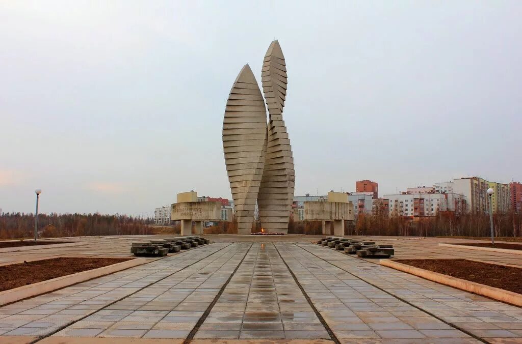 Город братск сибирь. Мемориал Братск. Мемориал в городе Братске. Мемориал славы Братск. Достопримечат Братска.