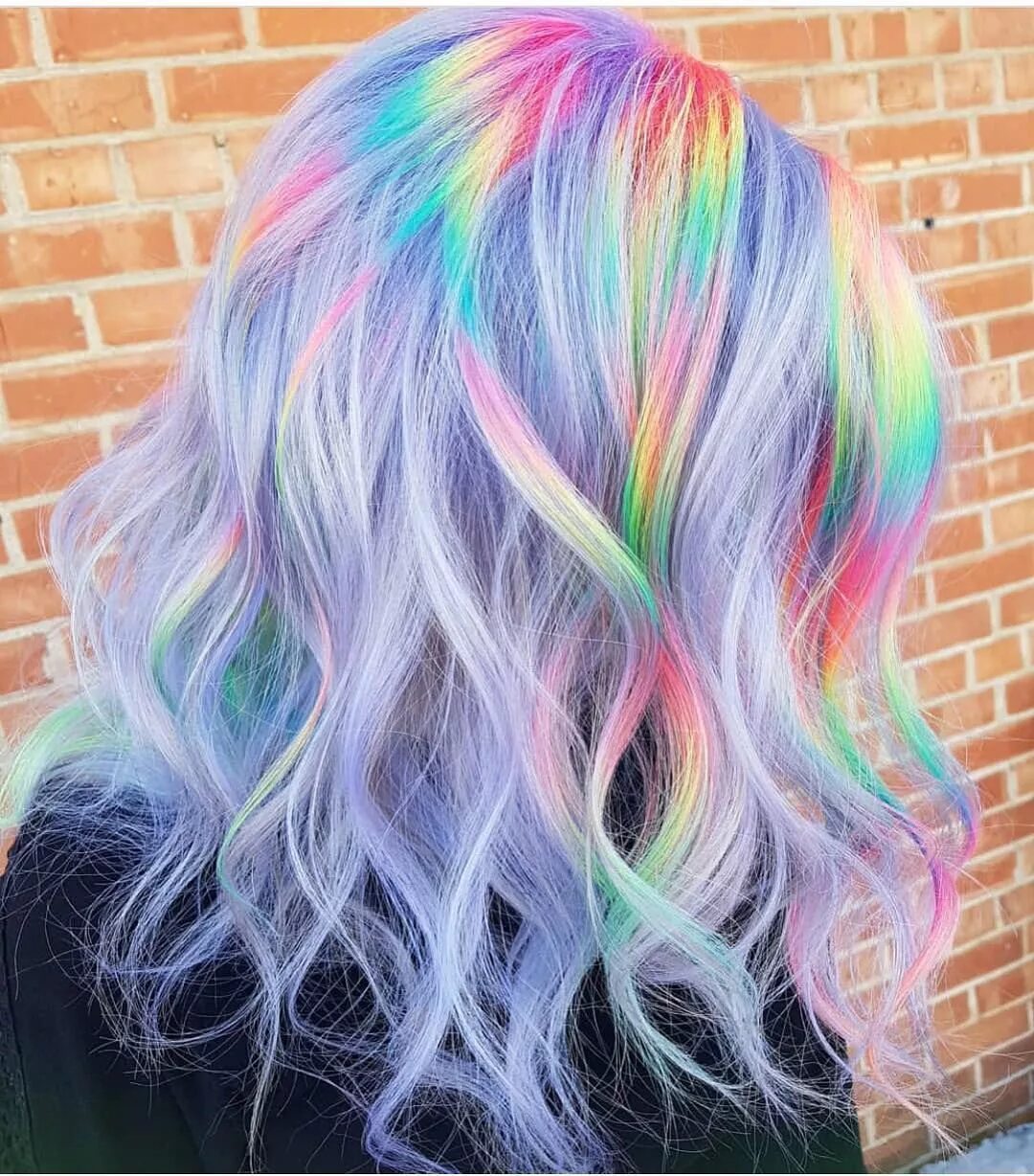 Крашеные волосы. Радужное окрашивание. Окрашивание разноцветными прядями. Яркое окрашивание на средние волосы. Окрашивание волос в салоне.