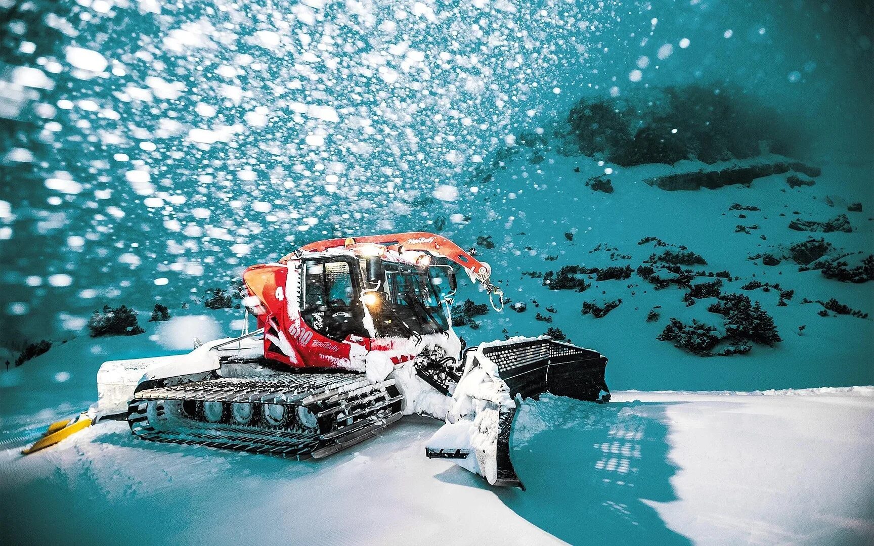 Техника в снегу. PISTENBULLY 600e+. Ратрак МТЗ. Спецтехника зимой. Уборка снега спецтехникой.