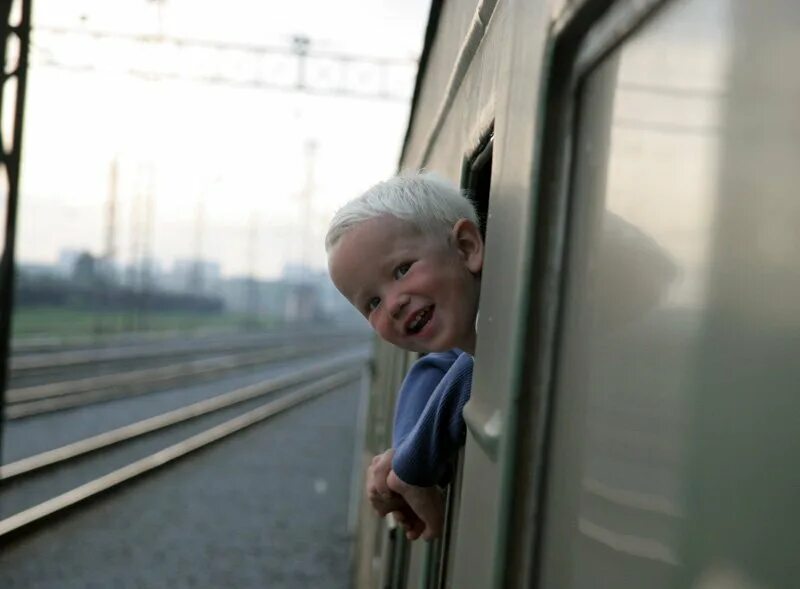 Мальчики поезд с мамой. Дети в электричке. Поезда для детей. Про поезда для мальчиков. Поезд для малышей.