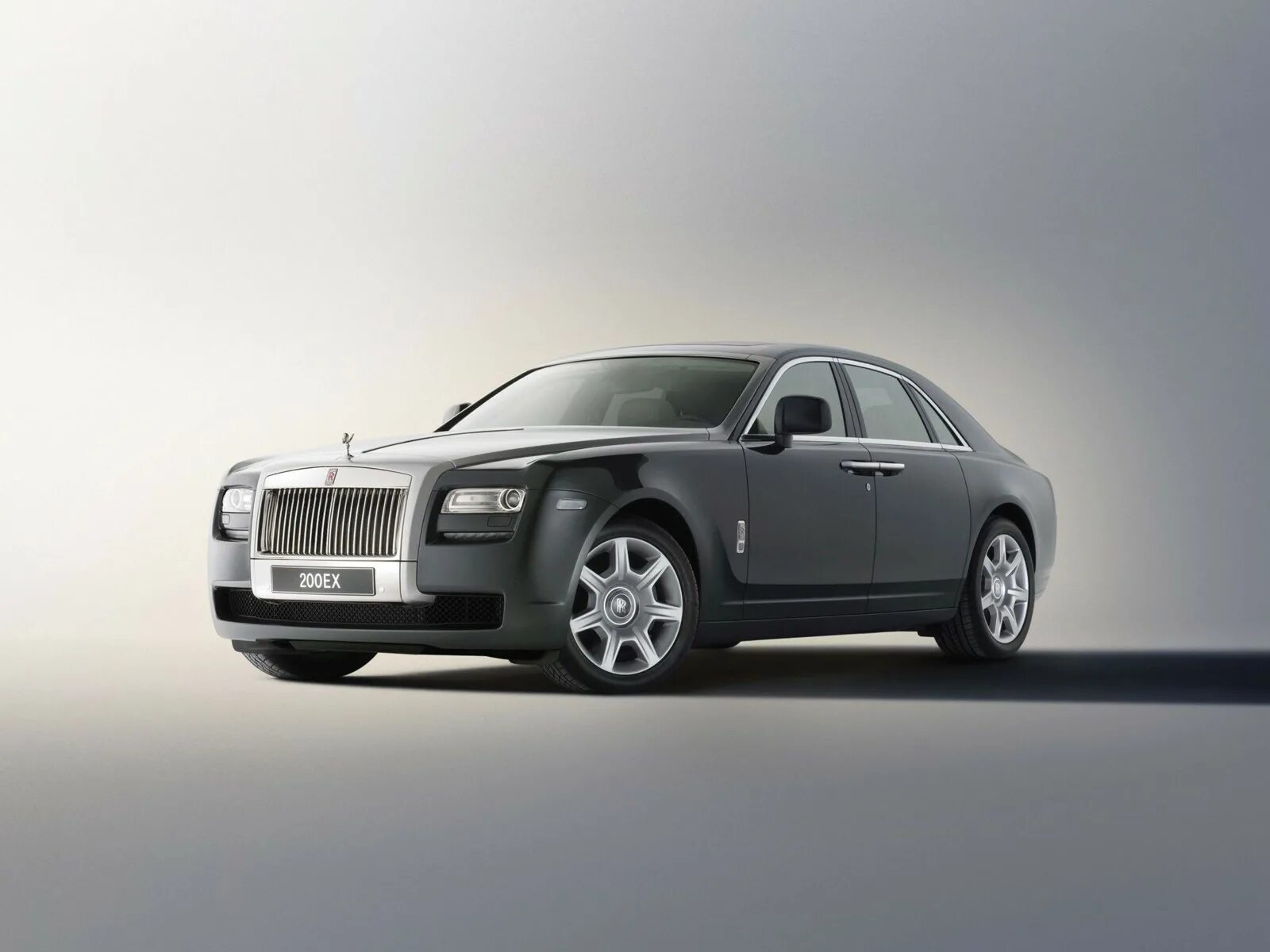 Роллс отзывы. Rolls Royce Ghost 2009. Rolls Royce Ghost 2023. Старый Роллс Ройс 200. Rolls-Royce Hyperion.