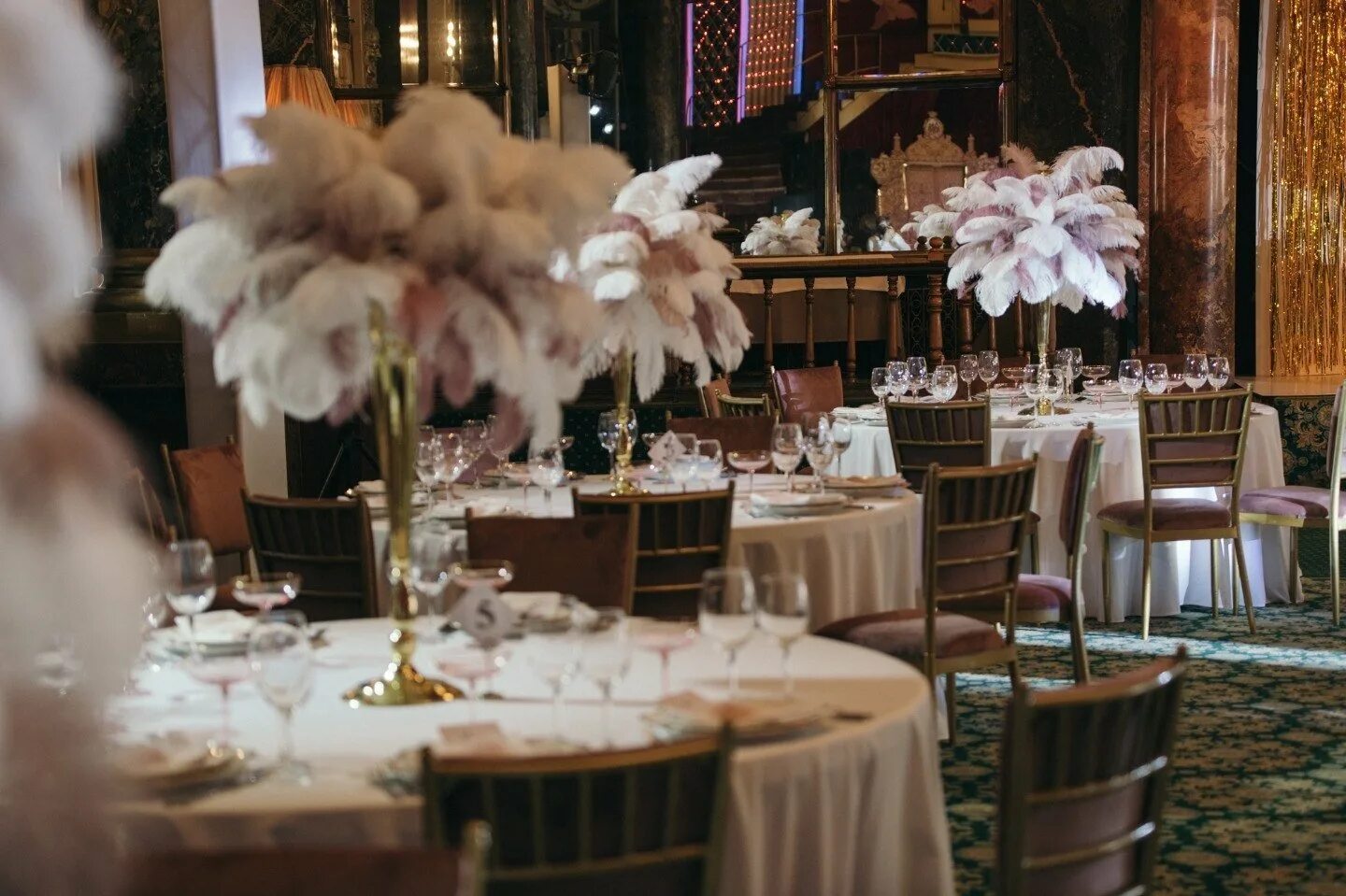 Сервировка стола великий гэтсби. Стол гэтсби. Украшение банкетного стола в стиле гэтсби. Сервировка стола великий гэтсби. Арт деко и стиль гэтсби.