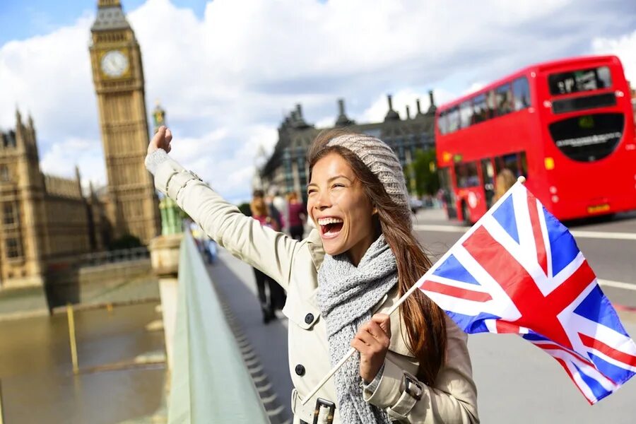 These are from the uk. Туристы в Великобритании. Туристы в Лондоне. Великобритания люди. Лондон люди.