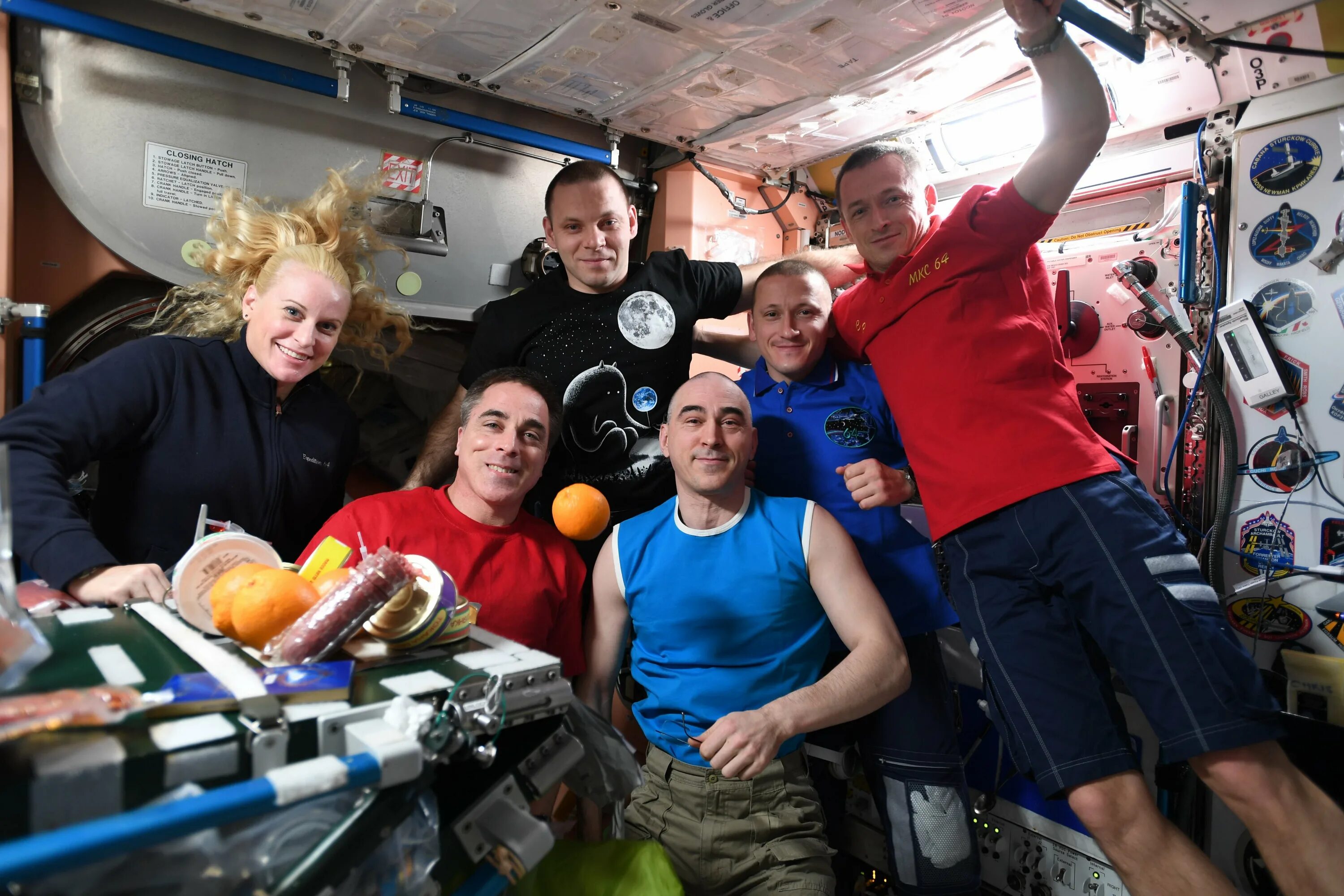 Какая зарплата на мкс. Экипаж МКС Вагнер Иванишин Кэссиди. Международная Космическая станция МКС экипаж. Космонавты на МКС. Съемочная группа в космосе.