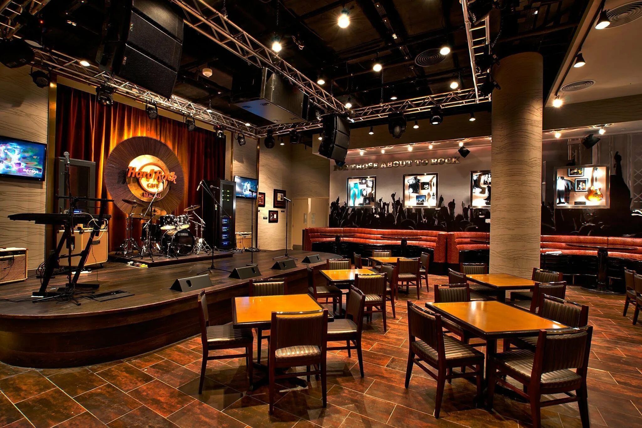 Hard Rock Cafe сцена. Кафе Хард рок Макао. Hard Rock Cafe Москва интерьер. Ресторан Rock Bar Иркутск. Сценарий музыкальное кафе