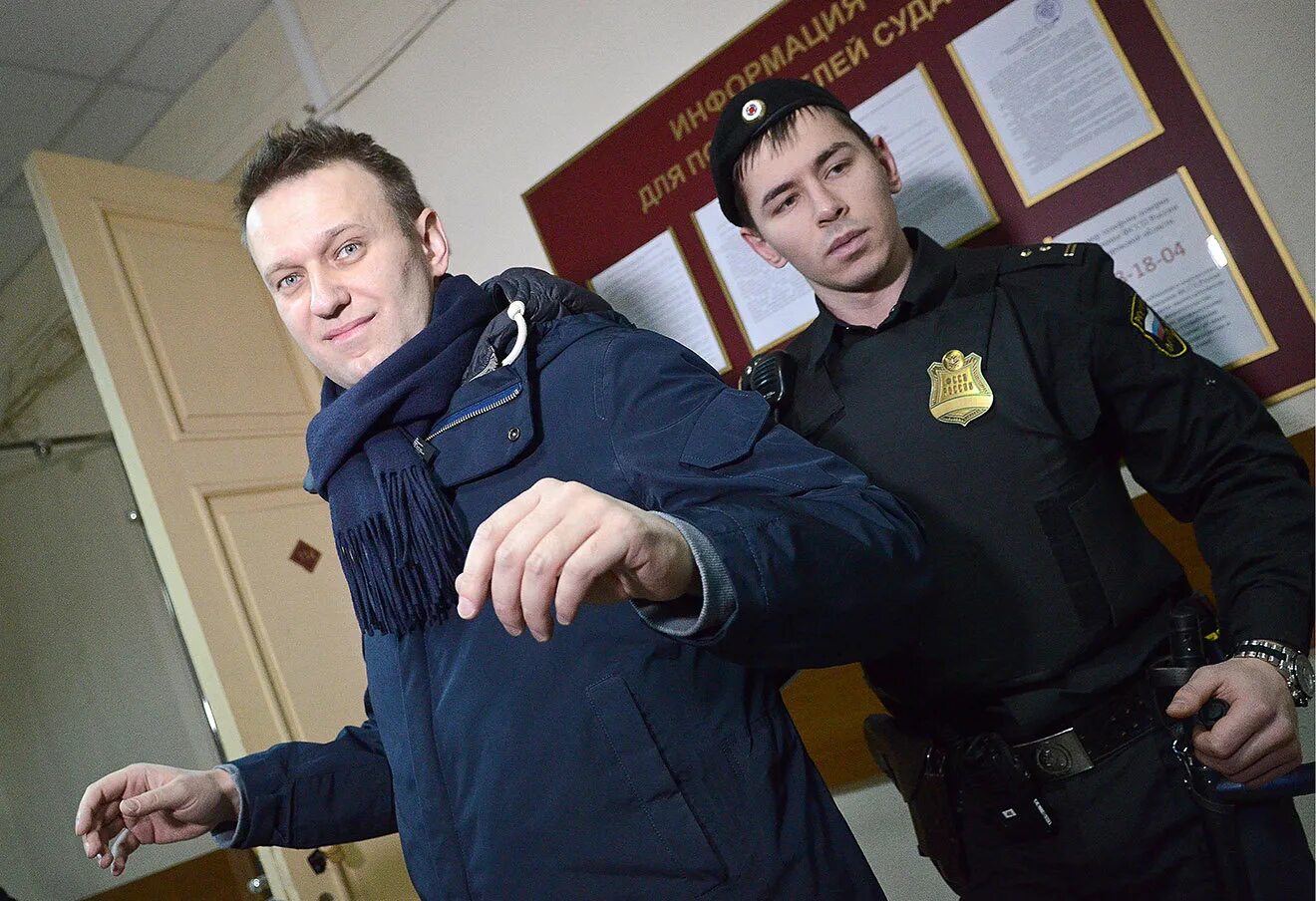 Навальный в наручниках в суде. Фото Навального в наручниках. Навальный в тюрьме.