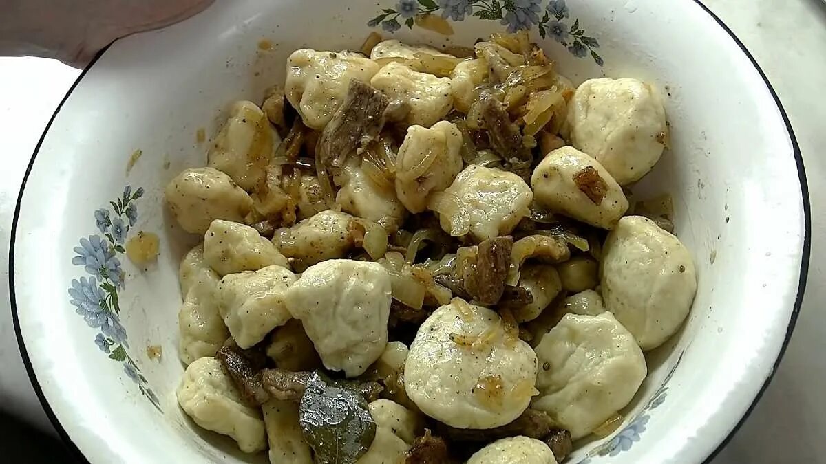 Украинские вареники. Желтые галушки. Галушки украинские галушки украинские. Вареники и галушки. Галушки со шкварками.