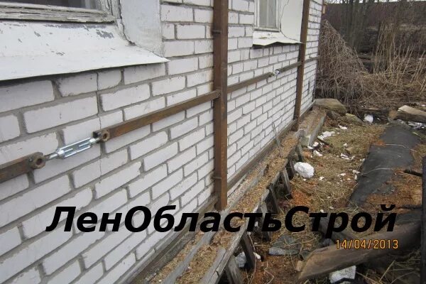 Пристройка отошла от дома как исправить. Стяжка стен кирпичного дома. стяжка дома с пристройкой. стяжка стен из кирпича. наружная стяжка дома.