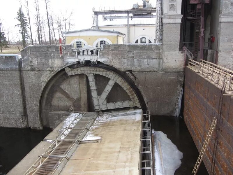 Клапанные ворота шлюза. Шлюз канала имени москвы покровское стрешнево. Углич гэс шлюзы. Шандорные затворы на гэс. Галерея шлюза.
