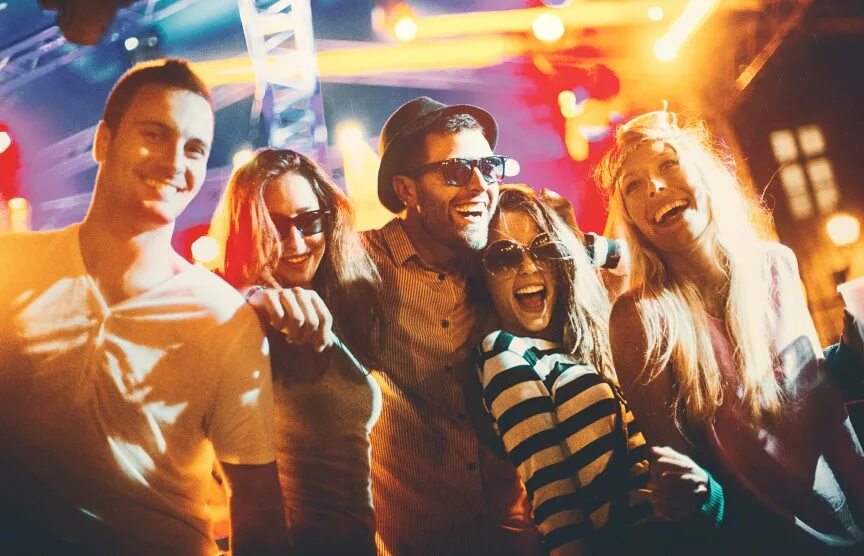 Go out картинкеа. A lot friends. Люди в кафе. Люди за столом в кафе. Игры на приставку.