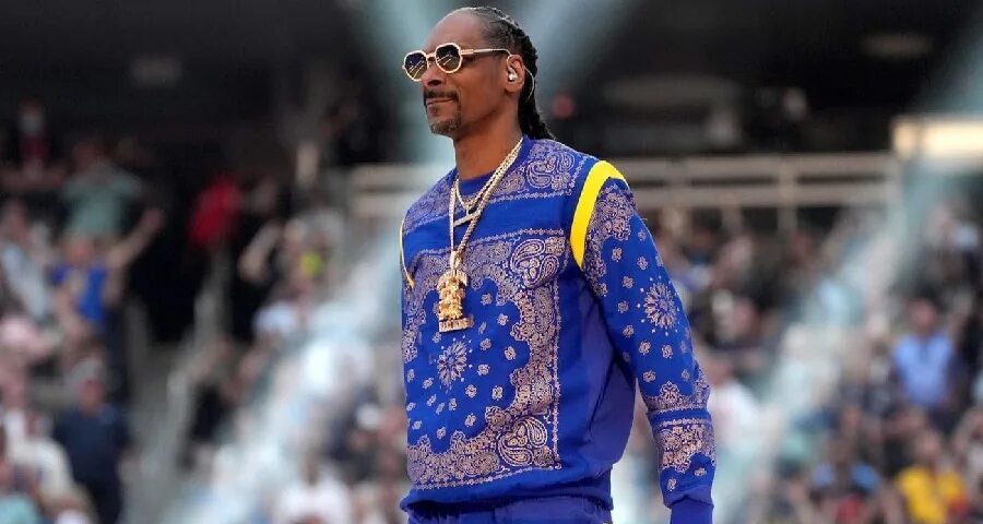 Медаль снуп дога. Снуп дог на супер боул. Snoop dogg сейчас. Snoop dogg 2022. Снуп дог в бандане.