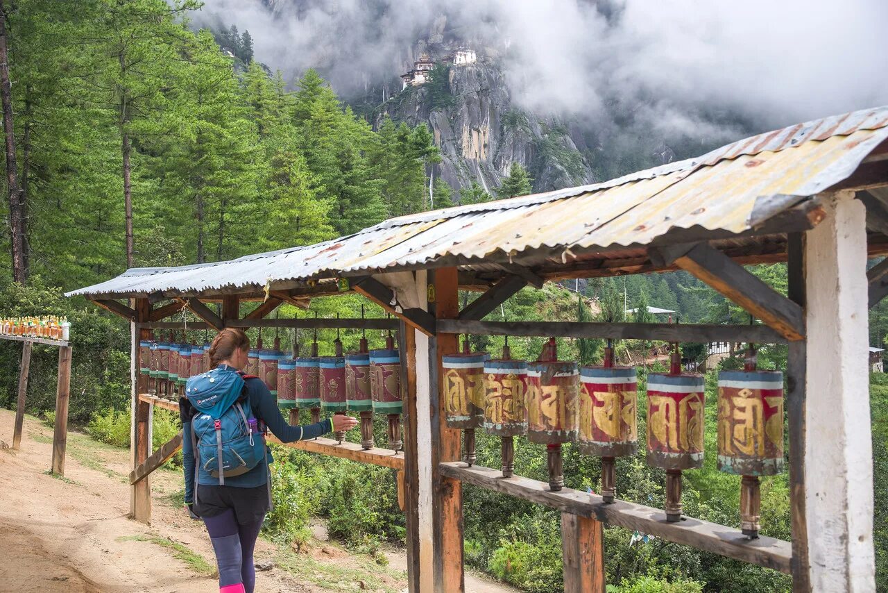 Туристы в бутане. Тур в бутан. Бутан походы в горы. Столица королевства бутан.