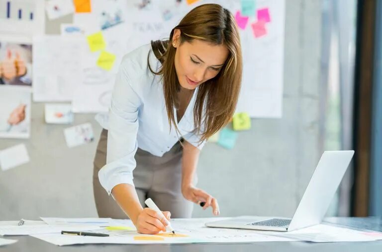 Рекламный менеджер телеграм. Таргетолог. Таргетолог менеджер. Компьютерщик в очках. Маркетолог фото профессии.