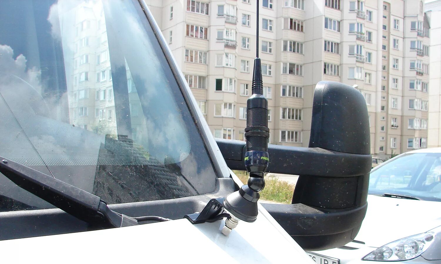 Установить антенну в автомобиль. Крепление антенны газель некст. кронштейн для антенны рации на автомобиль газель некст. си би антенна на газель некст. кронштейн антенны рации 2114.