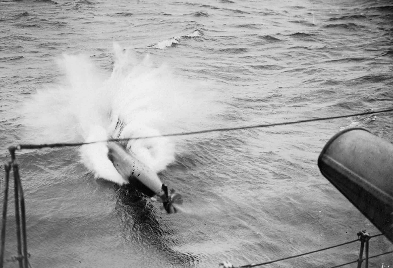 Торпедная атака подводной лодки. Торпеда Корабельная. Выстрел торпедой. Морская торпеда
