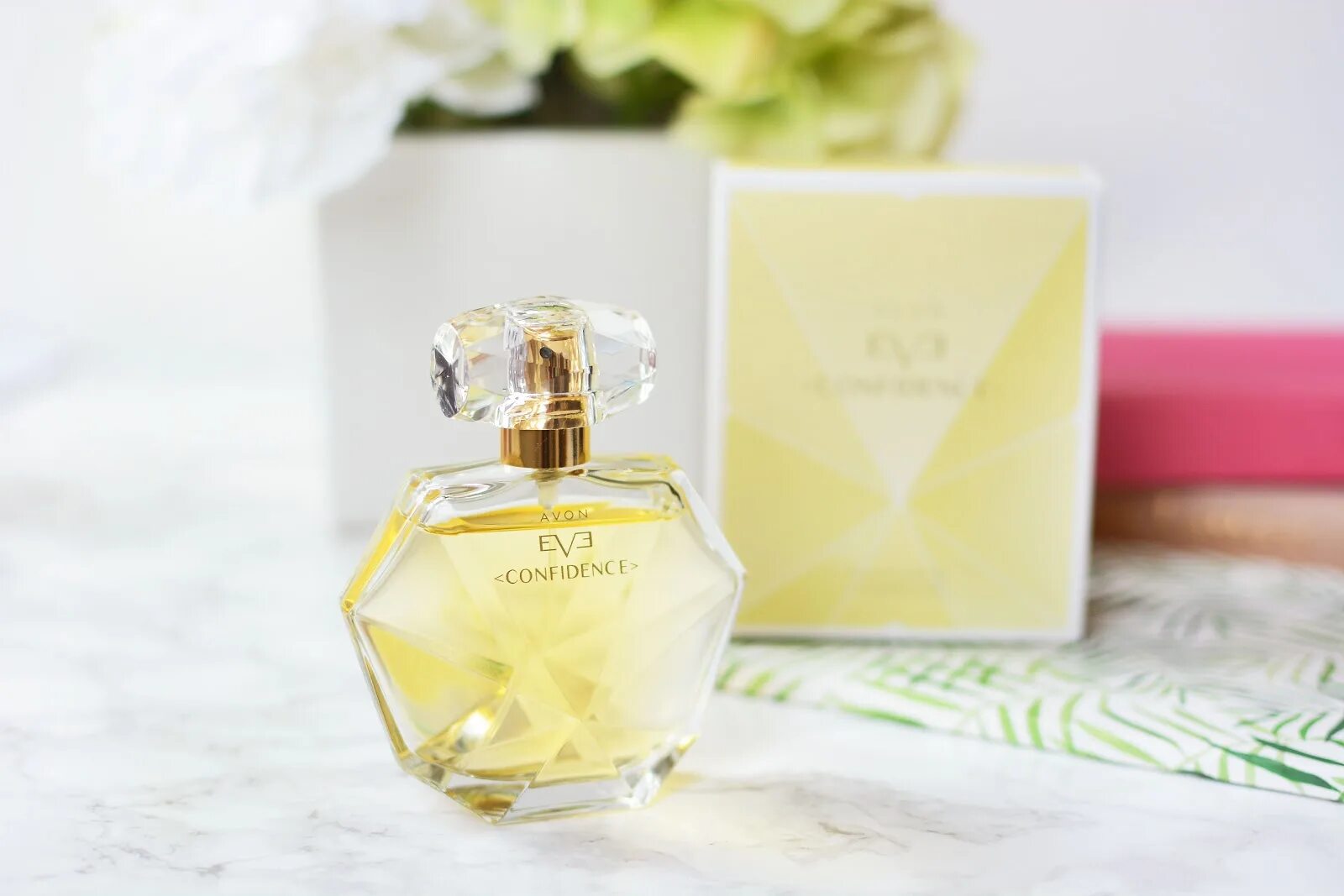 Духи атракшен эйвон. Эйвон туалетная вода incandessence 30 мл. Духи эйвон ева конфиденс. Эйвон femme парфюмерная вода. Эйвон туалетная вода женские ароматы.