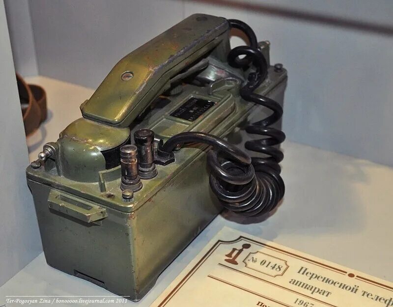 12 историй телефон. Телефонный аппарат АТГС - П. Первый телефонный аппарат. Музей телефонных аппаратов. Аппарат связиста.