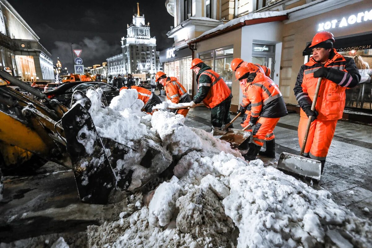 Москва чистят снег. Уборка снега в Москве. Убирают снег в Москве. Уборщик снега. Дорожные рабочие зимой.