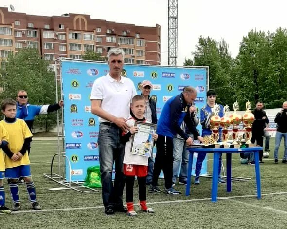 динамо благовещенск. фк динамо москва эмблема. турбаза динамо благовещенск. вдц океан футбольное поле. футбольный клуб динамо.