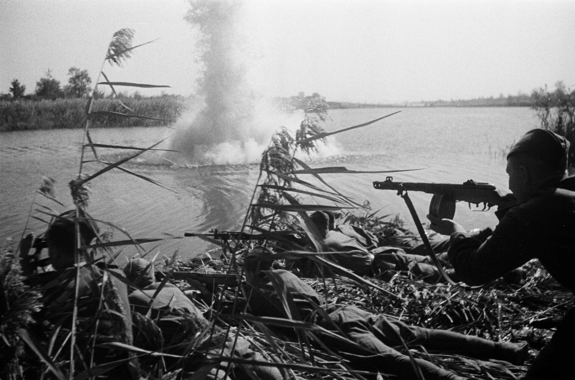 Битва за Днепр 1943. Битва за Днепр 1943г.. Переправа Днепра 1943. Атакуем на рассвете