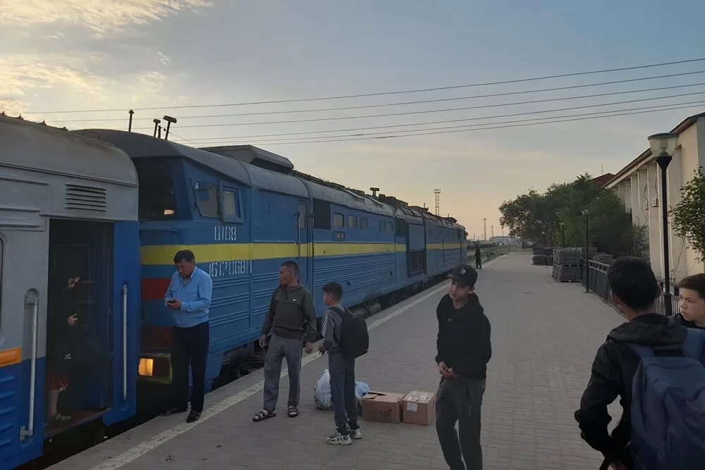 Погода в атырау на день. Станция Сагиз в Казахстане. Станция Атырау. Атырау вокзал фото. Казахстан Киялы станция.