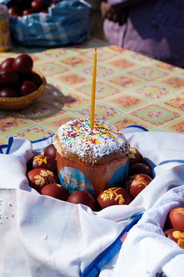 Можно ли с месячными освящать куличи. Освященные куличи. освящение куличей. освящение пасок. освящение пасхальных куличей.