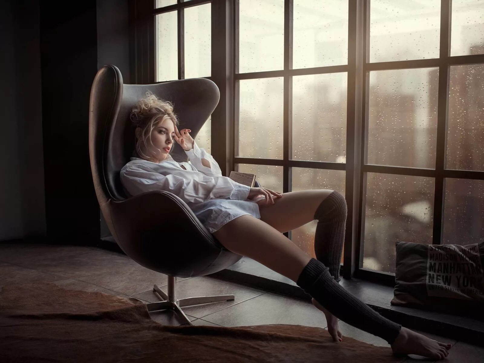 Фотосессия на стуле. Блондинка в кресле. Фотосессия на стуле со спинкой. Девушки дома на стуле. Екатерина кэтрин тимохина.