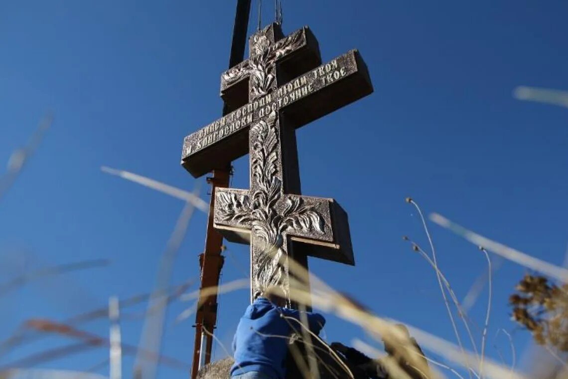 Какой крест должен быть на памятнике. Православный поклонный крест. Поклонный крест Фиолент. Придорожный крест православный. Крест в Крыму.