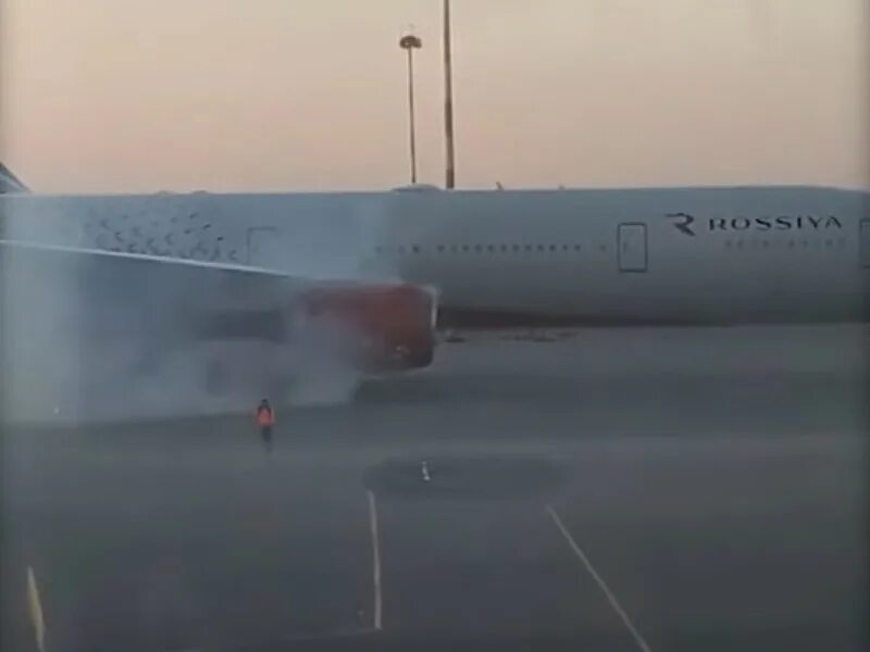 Самолет выполняющий рейс. Авиакомпания россия задымление воздушного судна. авиакомпании вылетающие из шереметьево. задымление самолета в адлере при взлёте 28 июля. аэролиния.
