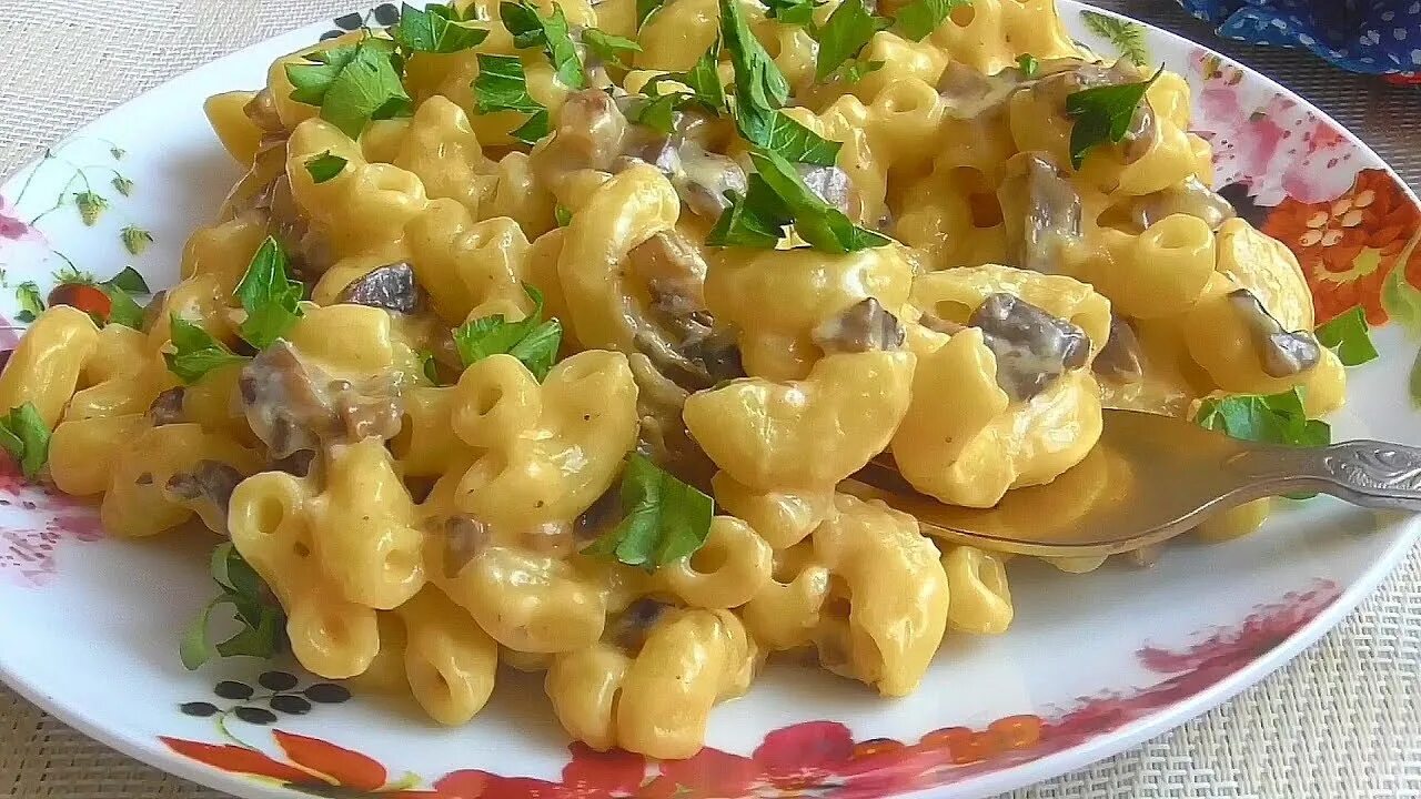 Макароны с грибами и сыром. Макароны с шампиньонами и сыром. блюдо макароны с сыром и грибами. макароны с курицей и грибами в духовке.