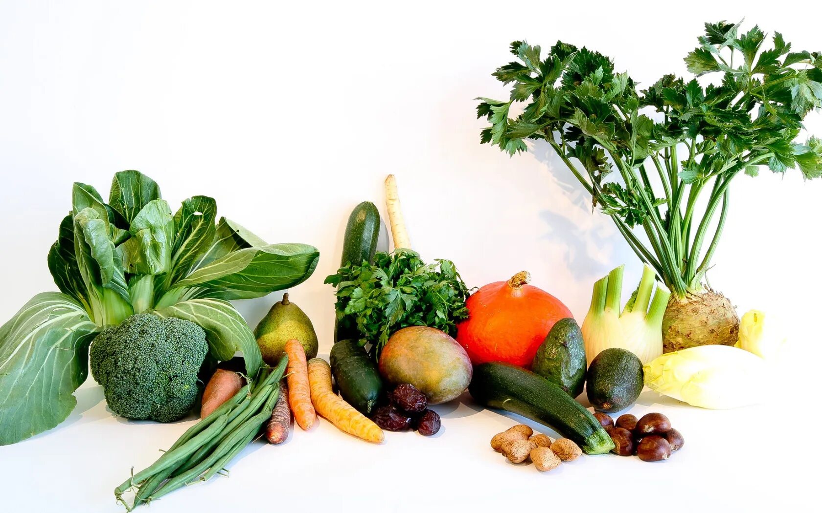 Фруктовая трава. Витамин в6 овощах. Овощи фрукты зелень. Растительные продукты. Овощи и фрукты на белом фоне.