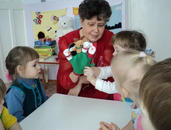 Рассматривание в первой младшей группе. Театрализованные занятия в детском саду. Театрализованные игры для дошкольников. Театрализация в детском саду. Театр дети и воспитатель.