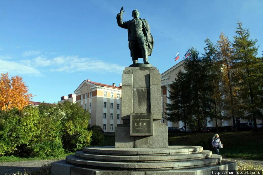 Памятник где на площади. Памятник Кирову (Мурманск). С.М.Киров памятник Мурманск. Киров памятник Кирову.