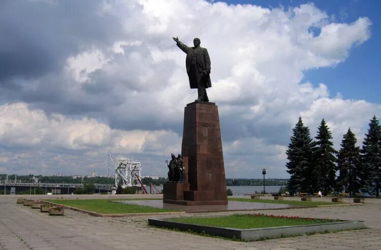 ленин статуя запорожье. ленин статуя запорожье. памятник ленину в харькове. памятник ленину в запорожье. памятник ленину екатеринбург ночь.