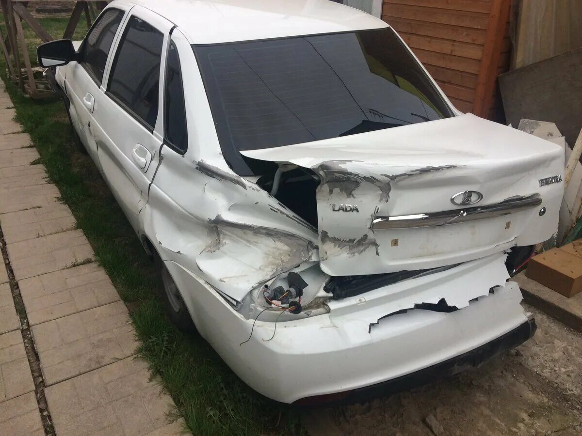 Битая лада приора белая. Черная приора 163. Битые авто приоры. Приора кварц битая. Битые авто приоры.