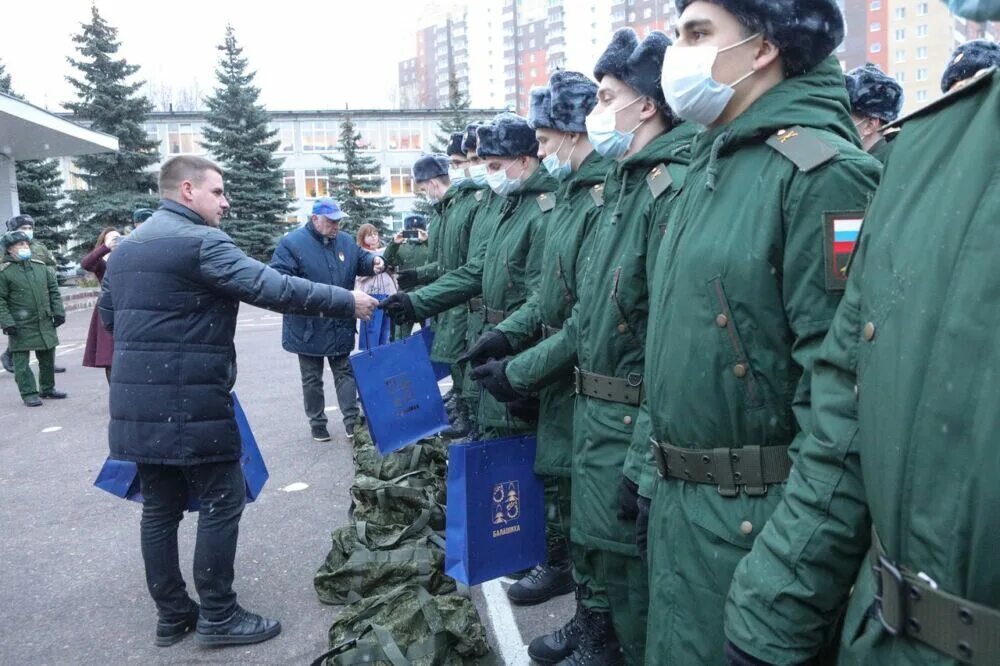 Призывники. Сборный пункт военного комиссариата Московской области. Военный комиссариат Балашиха. Военнослужащие призывники. Военный комиссариат балашиха евстафьева 23